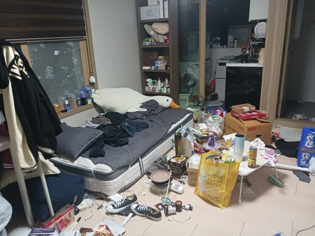 쓰레기집청소 전(Before) - 짐으로 가득 찬 방 전체 모습