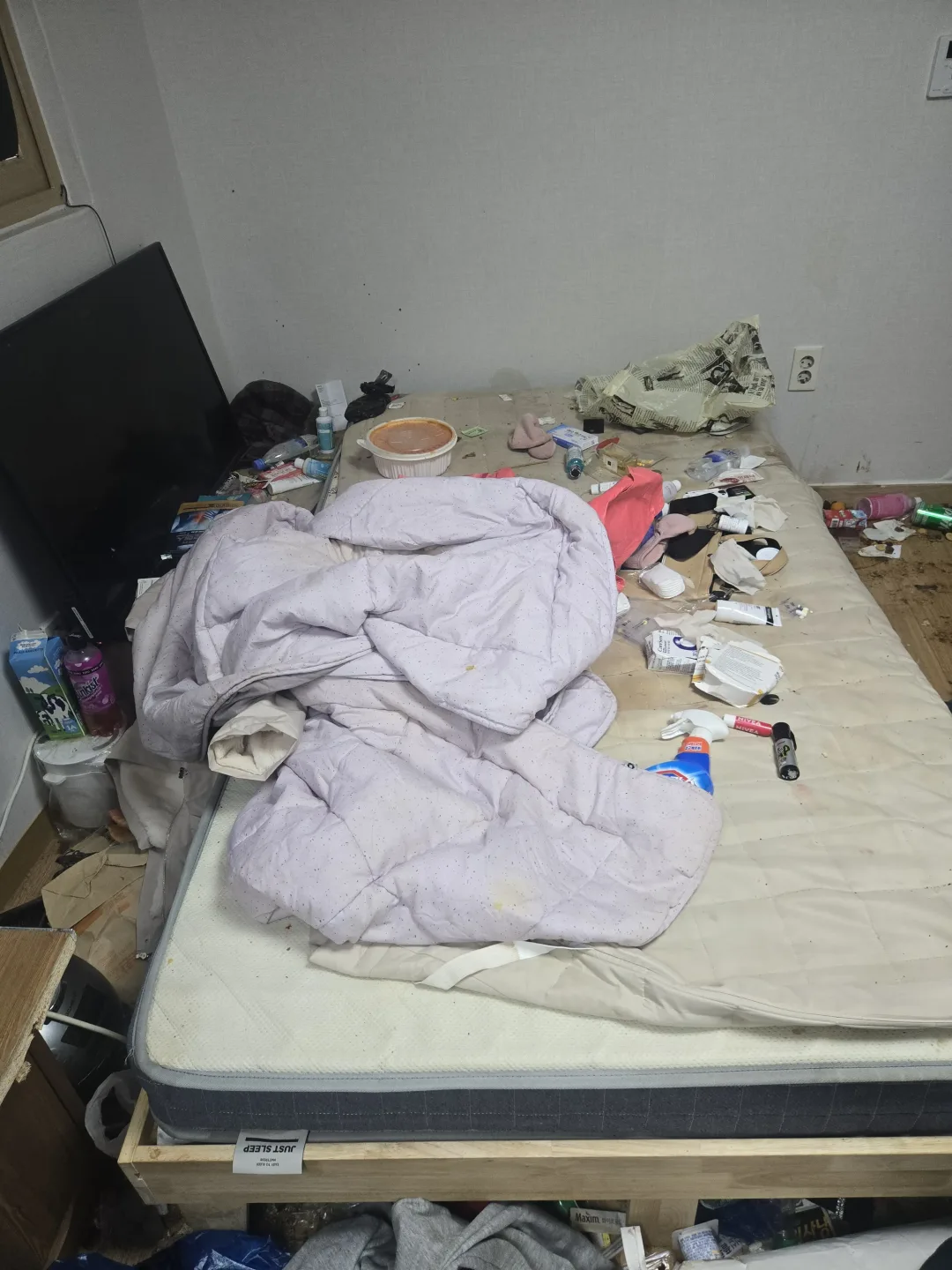 쓰레기집청소 전(Before) - 화장품과 생활용품으로 뒤덮인 침대