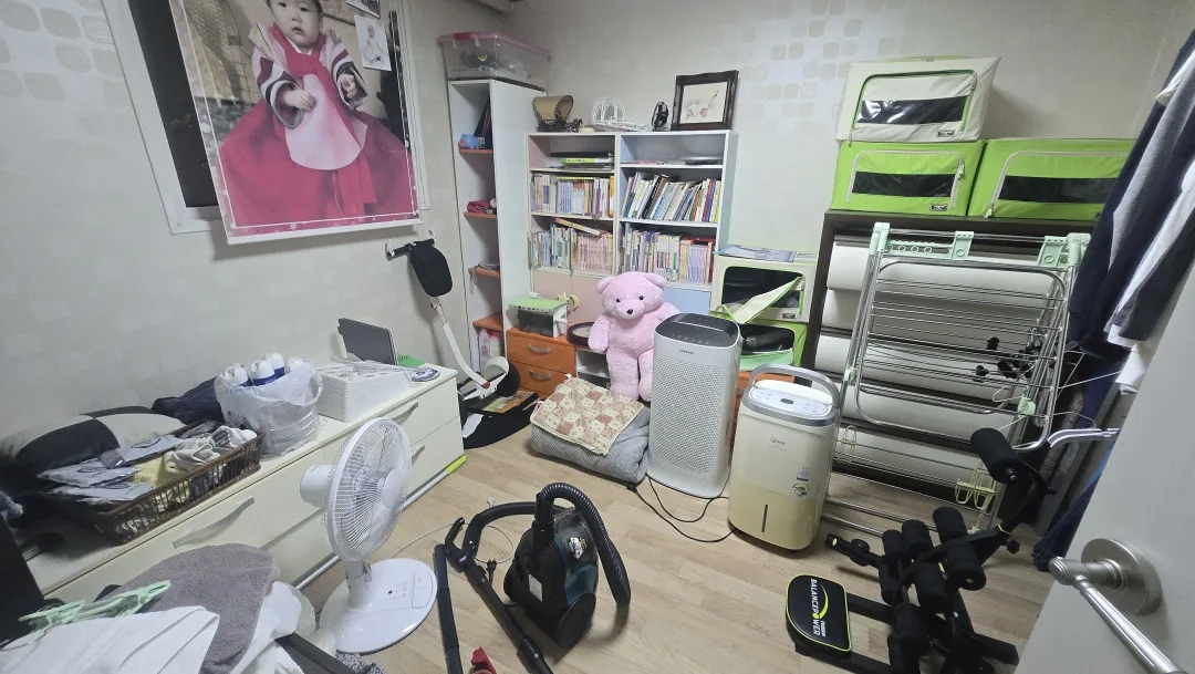 유품정리 전(Before) - 손주 사진과 짐이 함께 있던 방