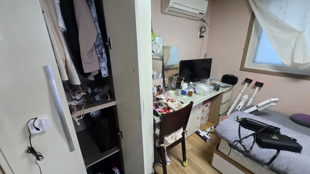 유품정리 전(Before) - 어머니가 쓰시던 화장대와 옷장